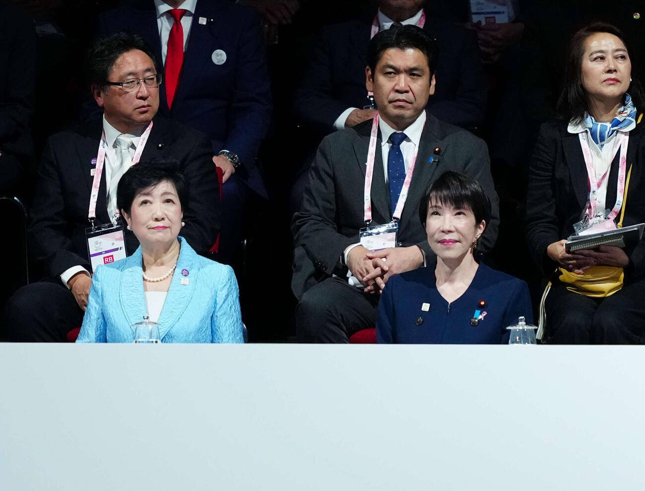 高市早苗首相（前列右）と小池百合子都知事（2025年11月撮影）