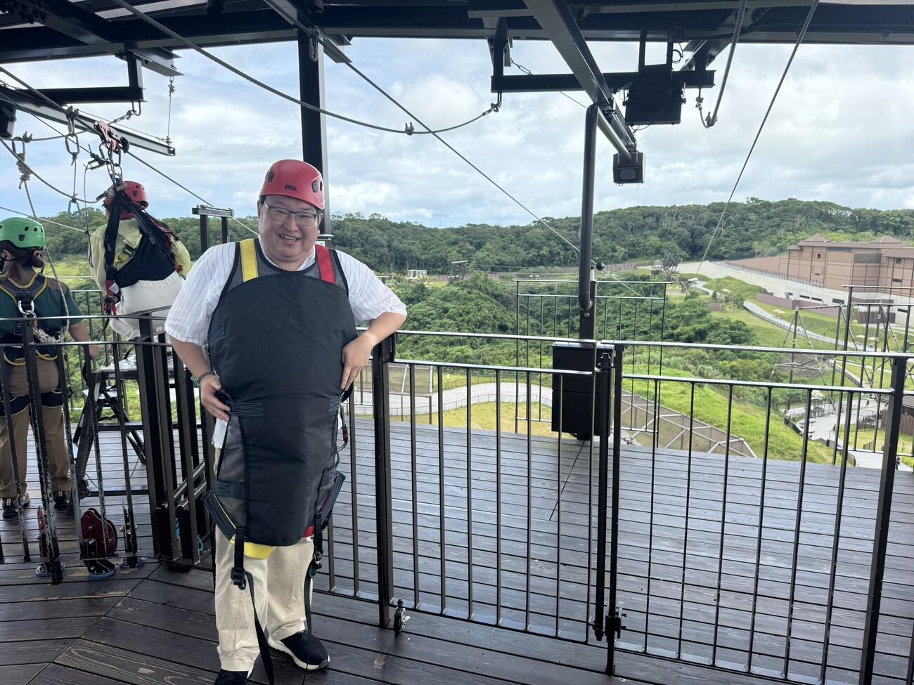 ジップラインの入場口前に立つ鳥海氏