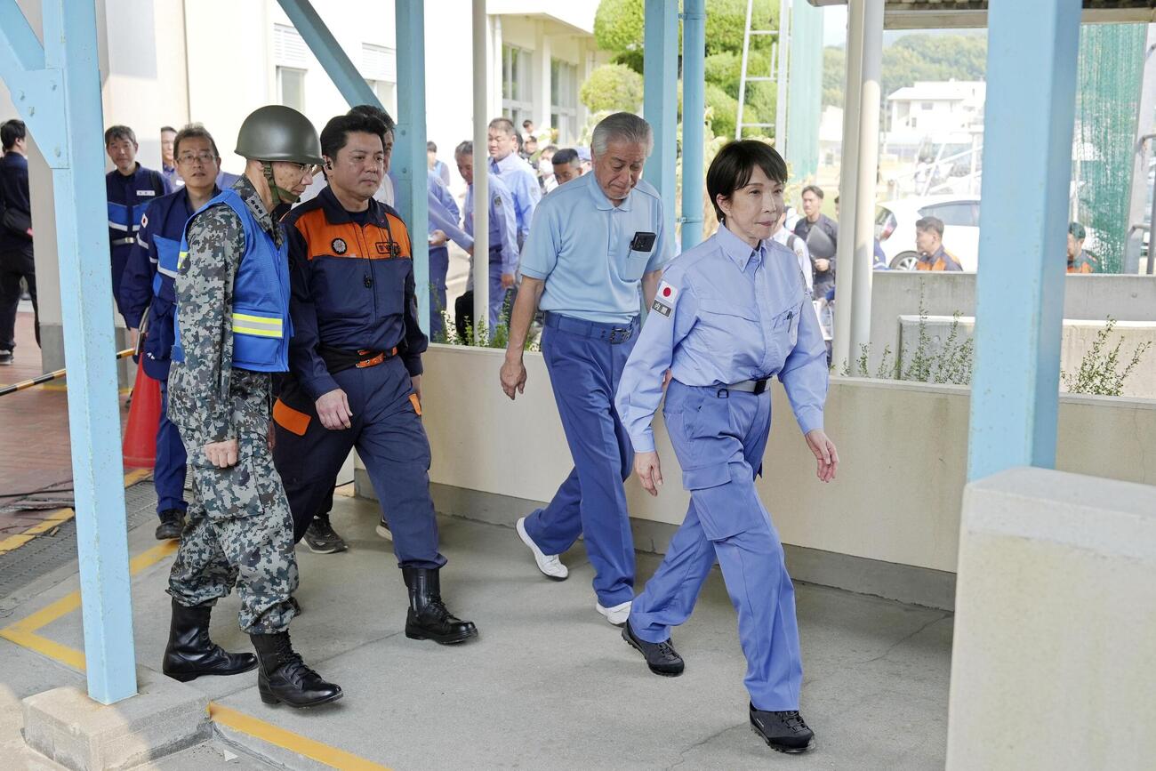熊本県氷川町の避難所を訪れた高市首相（代表撮影）