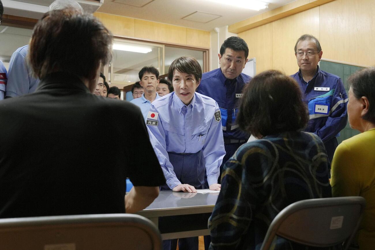 熊本県氷川町の避難所を訪れ、避難者と面会する高市首相（代表撮影）