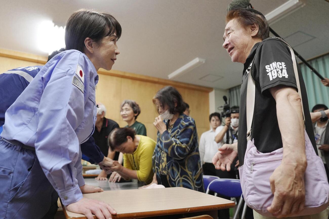 熊本県氷川町の避難所を訪れ、避難者と言葉を交わす高市首相（手前左）＝3日午後（代表撮影）