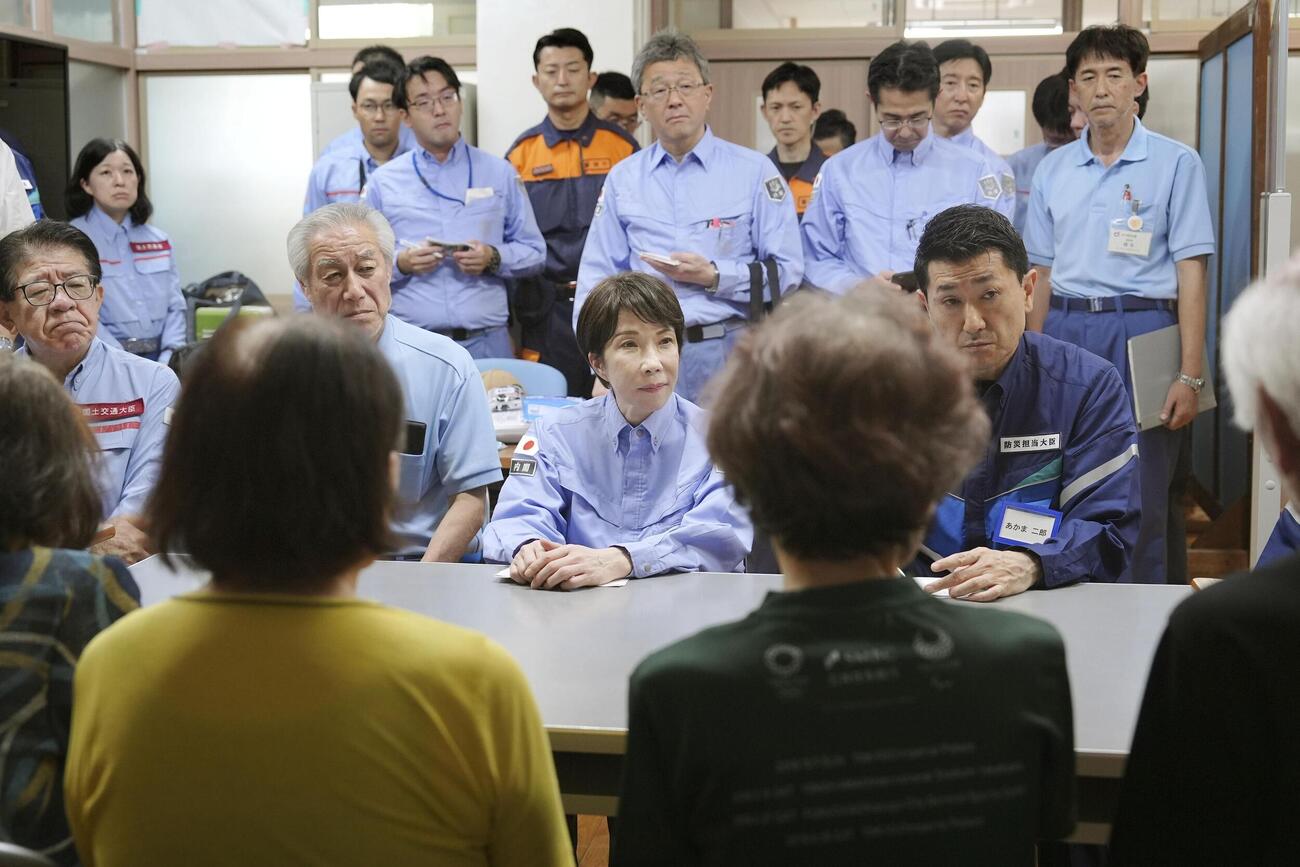 熊本県氷川町の避難所を訪れ、避難者と面会する高市首相（中央）＝3日午後（代表撮影）