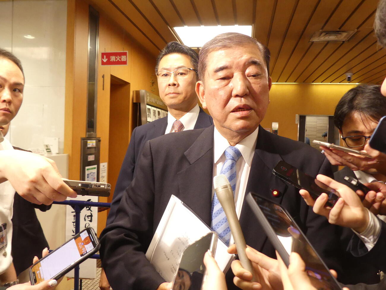 消費税減税をめぐる党会合について取材に応じる石破茂前首相（撮影・中山知子）