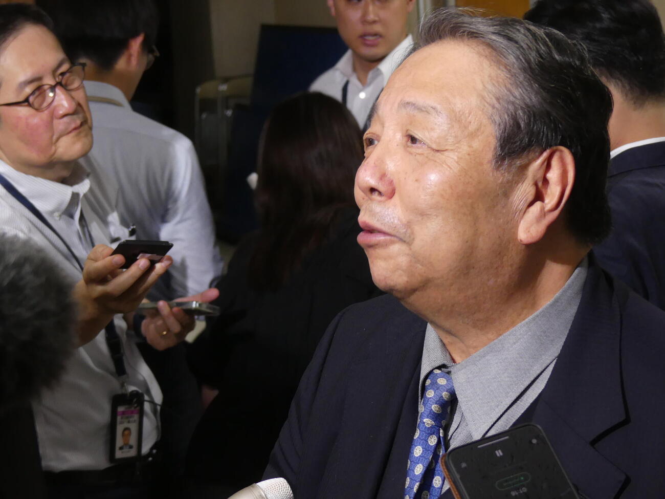 消費税減税をめぐる自民党の会合出席後、取材に応じる村上誠一郎前総務相（撮影・中山知子）