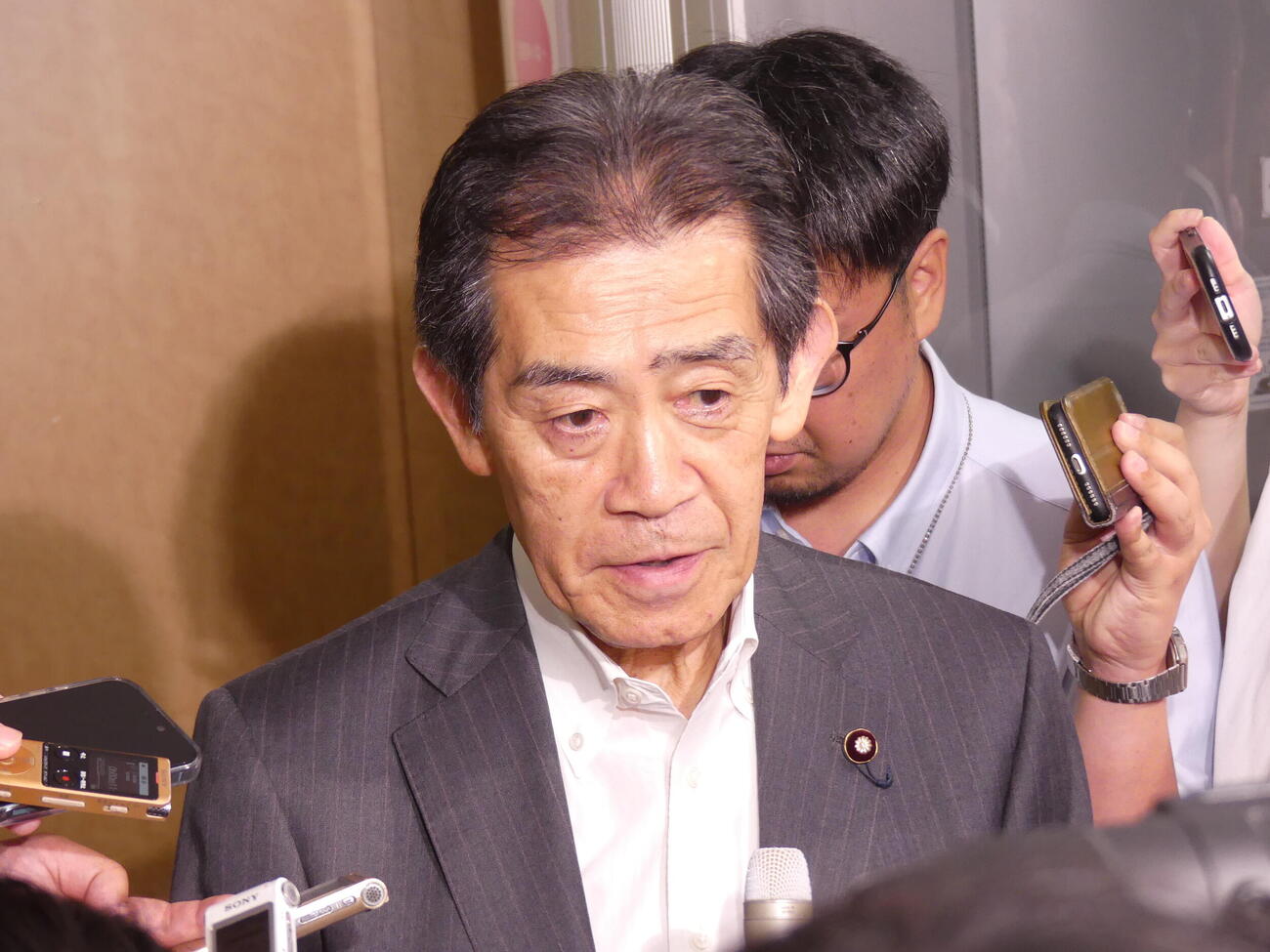 自民党の臨時総務会後、報道陣の取材に応じる逢沢一郎・総務会長代行（撮影・中山知子）