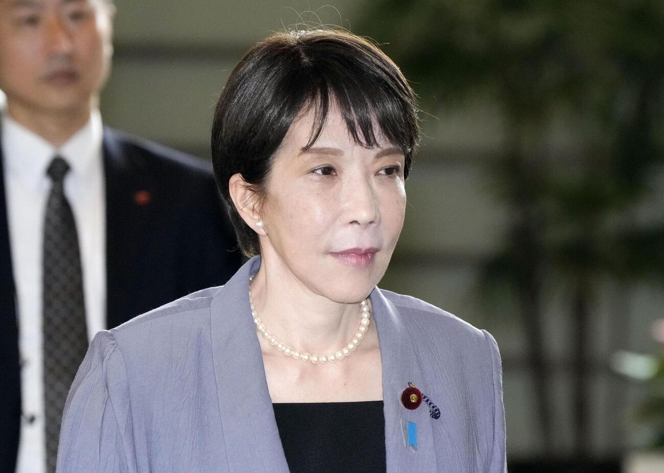首相官邸に入る高市首相＝5日午前（共同）