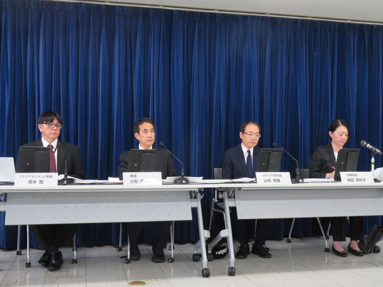 会見を開いたNHKの、左から清水聡リスクマネジメント室長、小形修一理事、山名啓雄メディア局長、細田美和子広報局長（撮影・村上幸将）