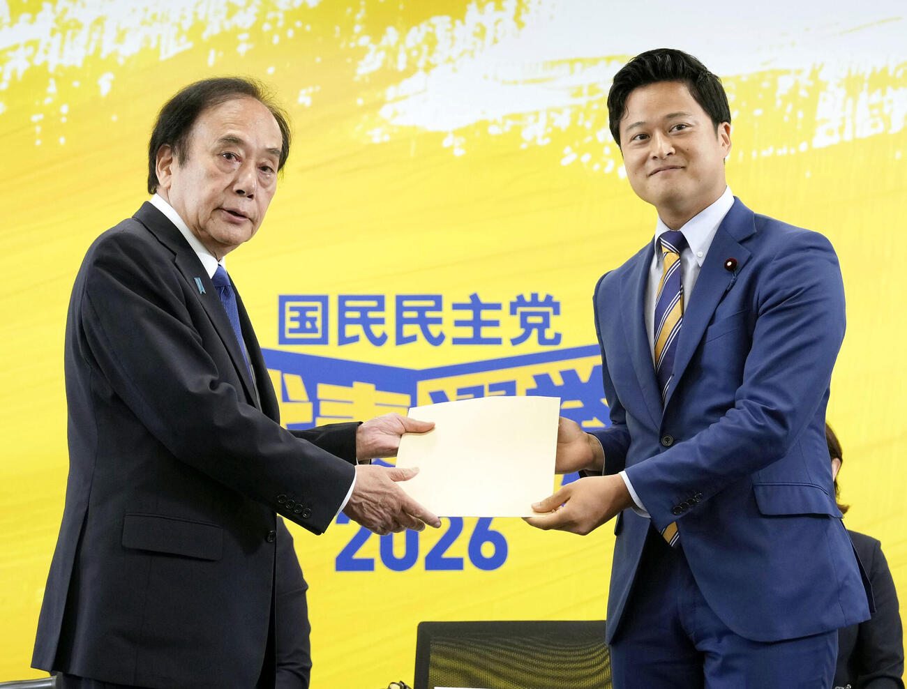 国民民主党の代表選立候補の届け出をする橋本幹彦衆院議員。左は上田清司選管委員長＝7日午前、国会（共同）