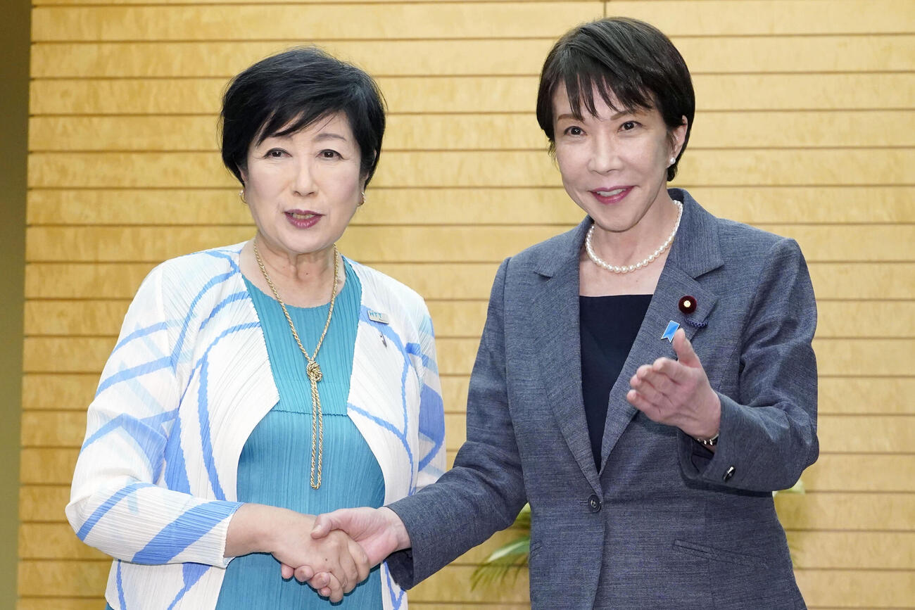 高市首相（右）と握手する東京都の小池百合子知事＝7日午後、首相官邸(共同)