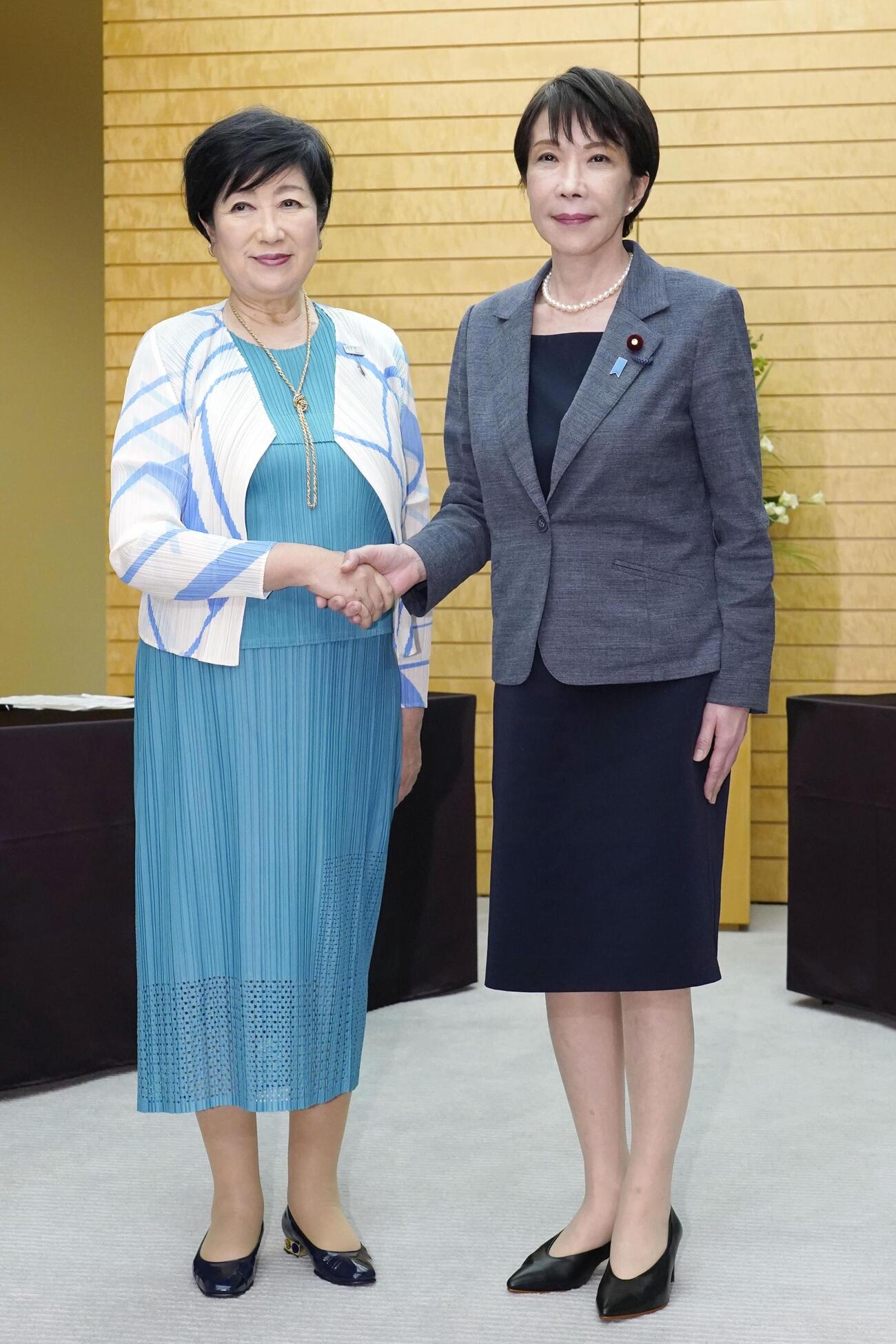 高市首相（右）と握手する東京都の小池百合子知事＝7日午後、首相官邸(共同)