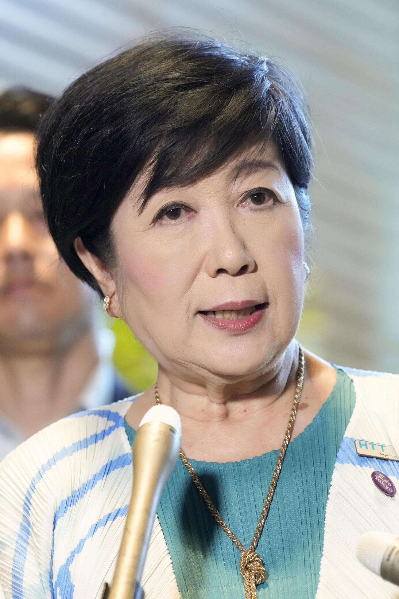 高市首相と面会後、取材に応じる東京都の小池百合子知事＝7日午後、首相官邸(共同)