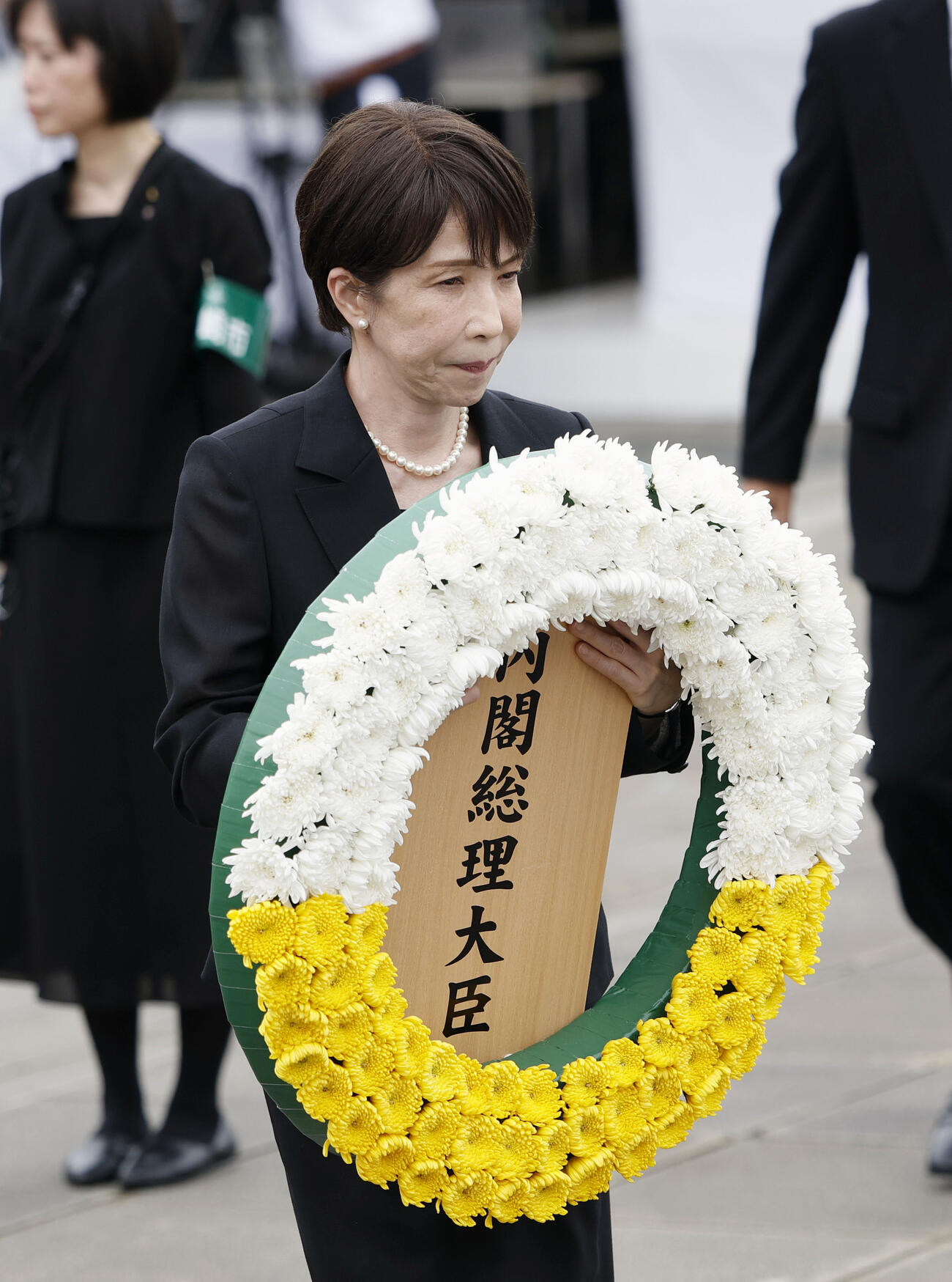 「長崎原爆犠牲者慰霊平和祈念式典」で献花する高市首相（共同）