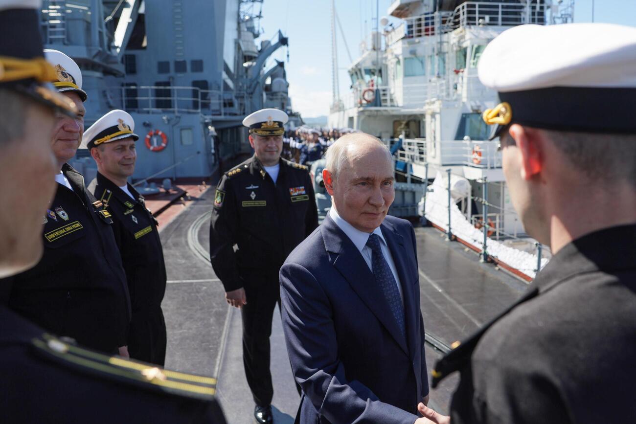 ロシア海軍のミサイル巡洋艦を訪れるプーチン大統領＝13日、極東ユジノサハリンスク（ロシア大統領府提供、タス＝共同）