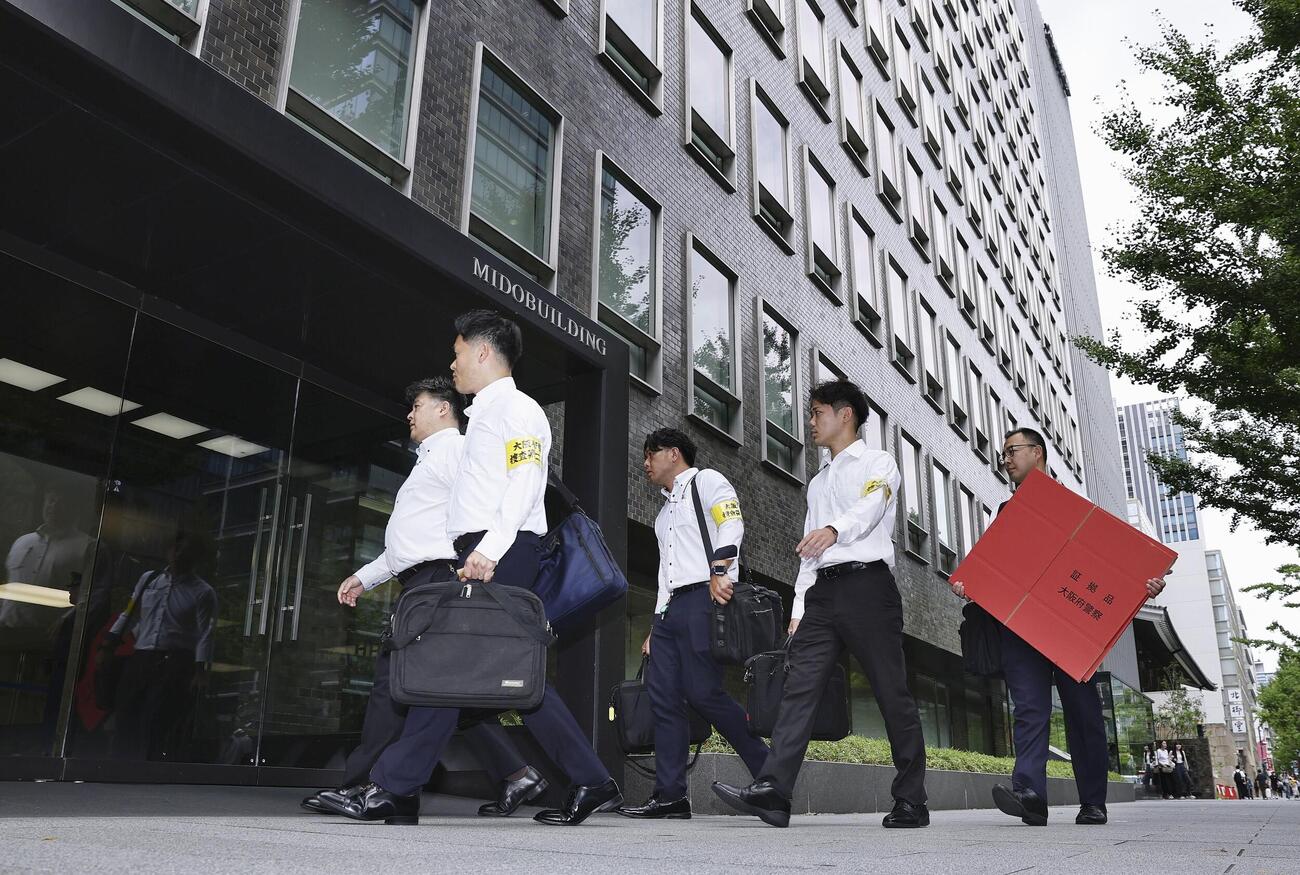 家宅捜索のため竹中工務店の本社ビルに入る大阪府警の捜査員（共同）