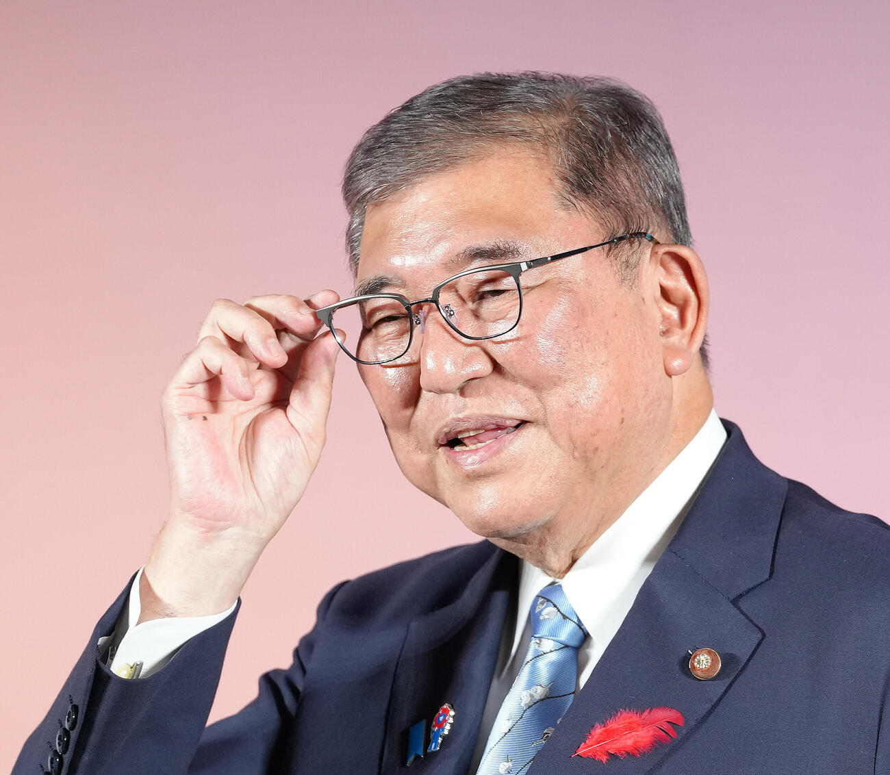 日本メガネベストドレッサー賞表彰式に登壇し、笑顔を見せる石破茂首相（2025年10月撮影）
