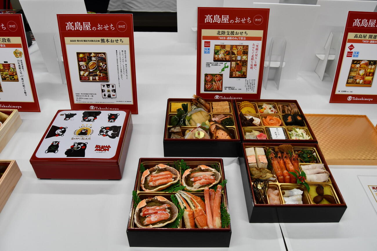 「食べて応援」をする高島屋の「熊本おせち」（左）と「北陸支援おせち」の一段（中央手前）と三段重（右）
