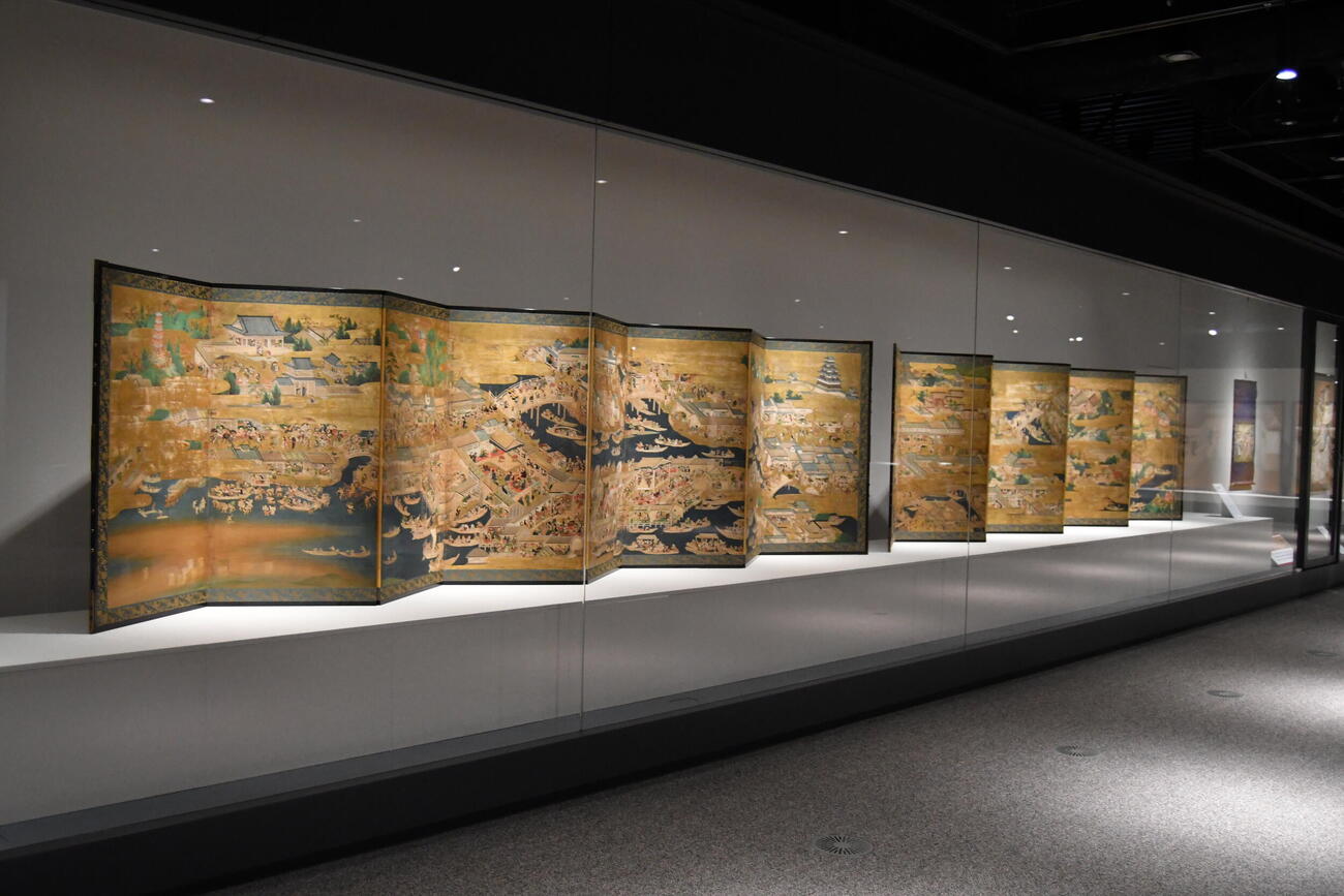 江戸の活気を描き出している国指定重要文化財の「江戸名所図屏風」（出光美術館蔵）