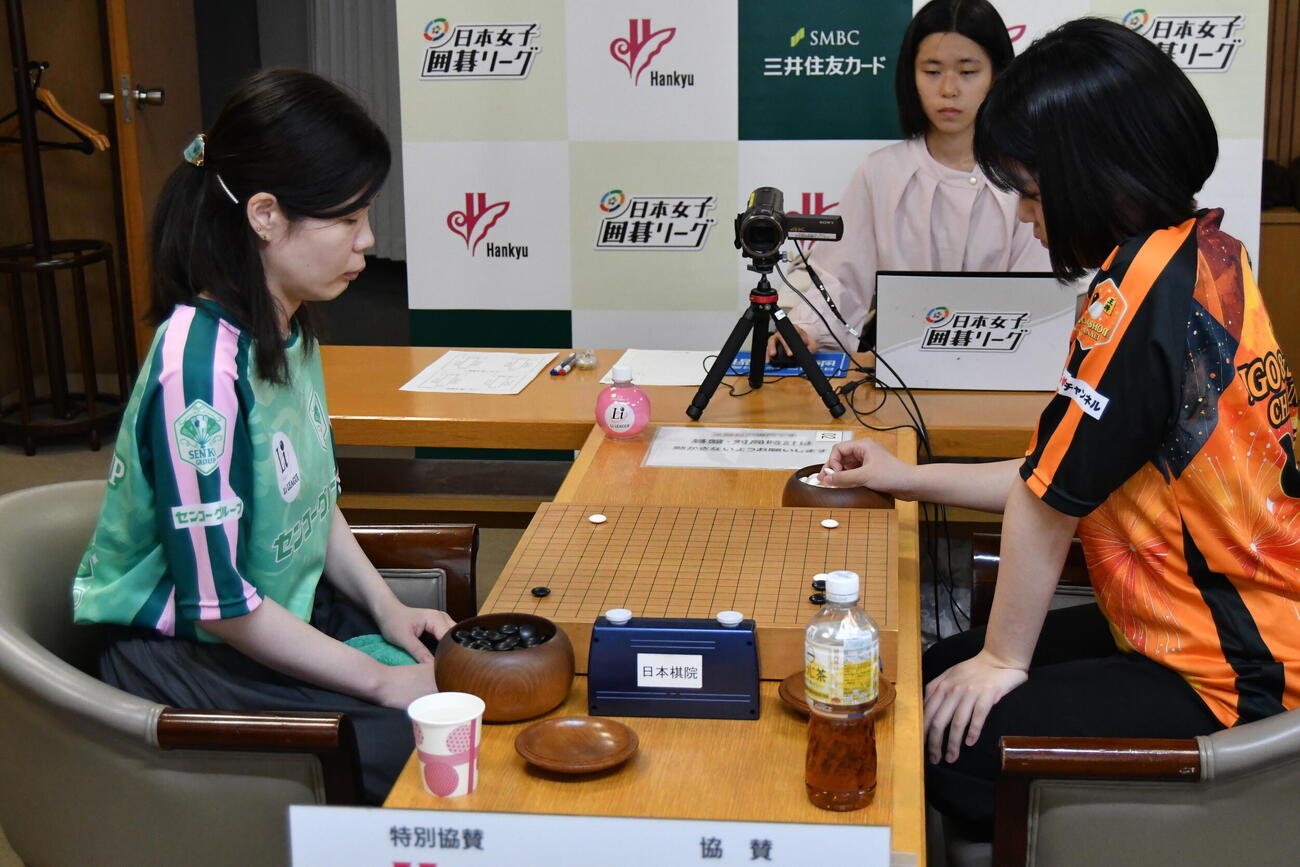 副将戦に臨む向井千瑛フマキラー杯（左）対高山希々花初段（右）