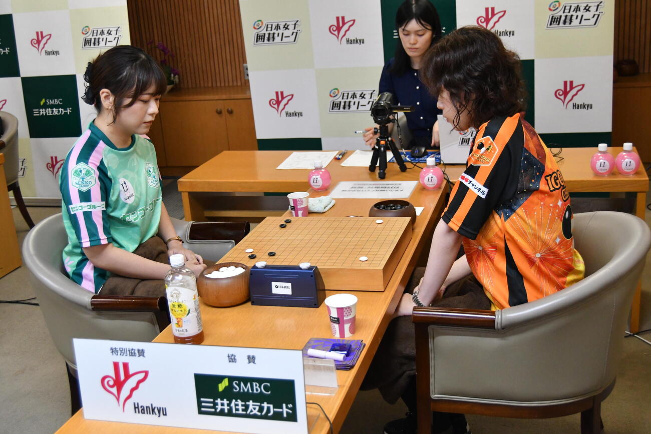 三将戦で対戦する辻華三段（左）対謝依旻七段（右）