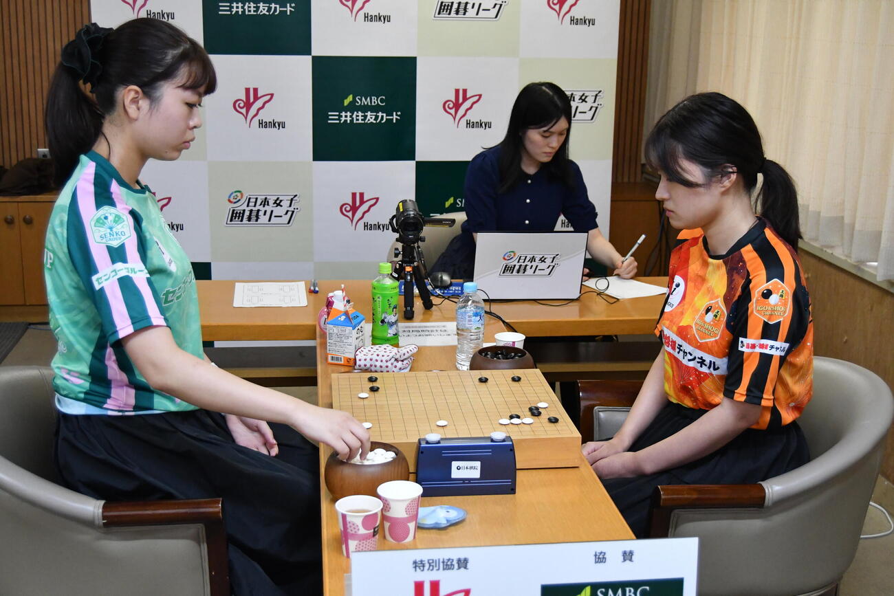 主将戦は囲碁界を代表する上野愛咲美女流名人（左）と藤沢里菜女流本因坊（右）のツートップ対決