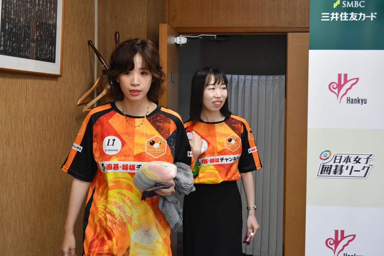 決勝の対局場所に入室してきたチーム囲碁・将棋チャンネルの謝依旻七段（左）と茂呂有紗三段（右）