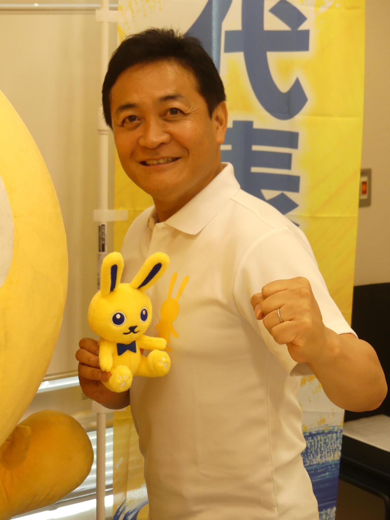 党のマスコット「こくみんうさぎ」を手にポーズをとる国民民主党の玉木雄一郎氏
