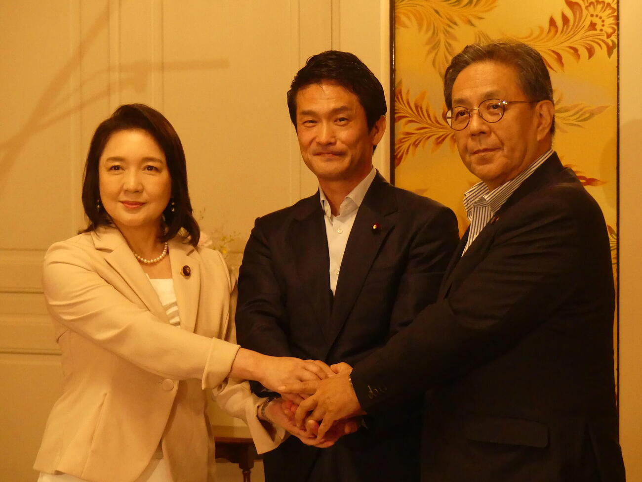 公明党の竹谷とし子代表（左）、立憲民主党の水岡俊一代表（右）と会談後、握手する中道改革連合の小川淳也代表