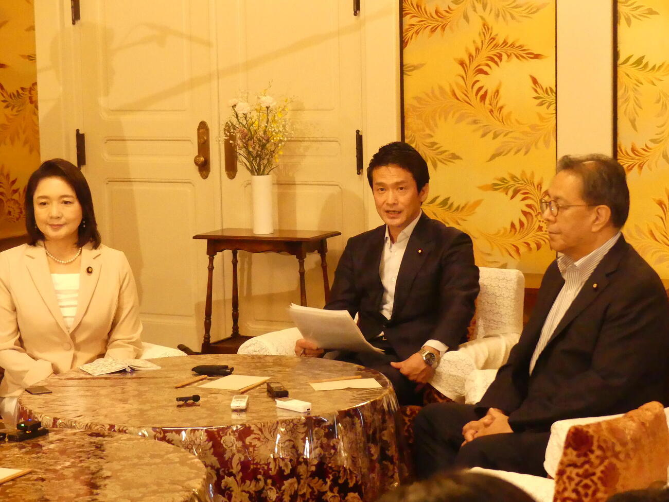 公明党の竹谷とし子代表（左）、立憲民主党の水岡俊一代表（右）と会談後、会見する中道改革連合の小川淳也代表