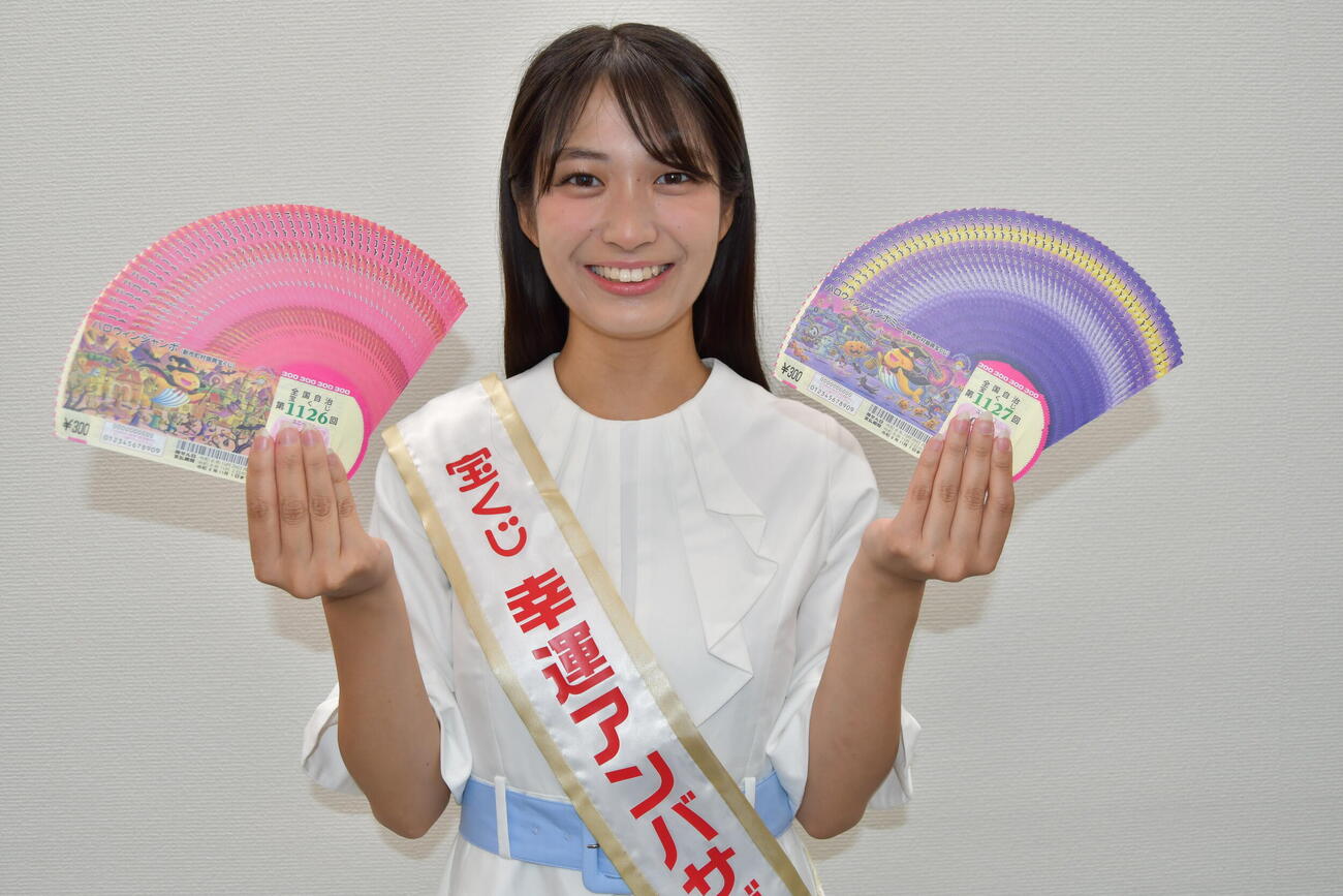 「ハロウィンジャンボ宝くじ」と「ハロウィンジャンボミニ」のPRのために来社した「令和8年度　宝くじ幸運アンバサダー」の志賀愛咲さん