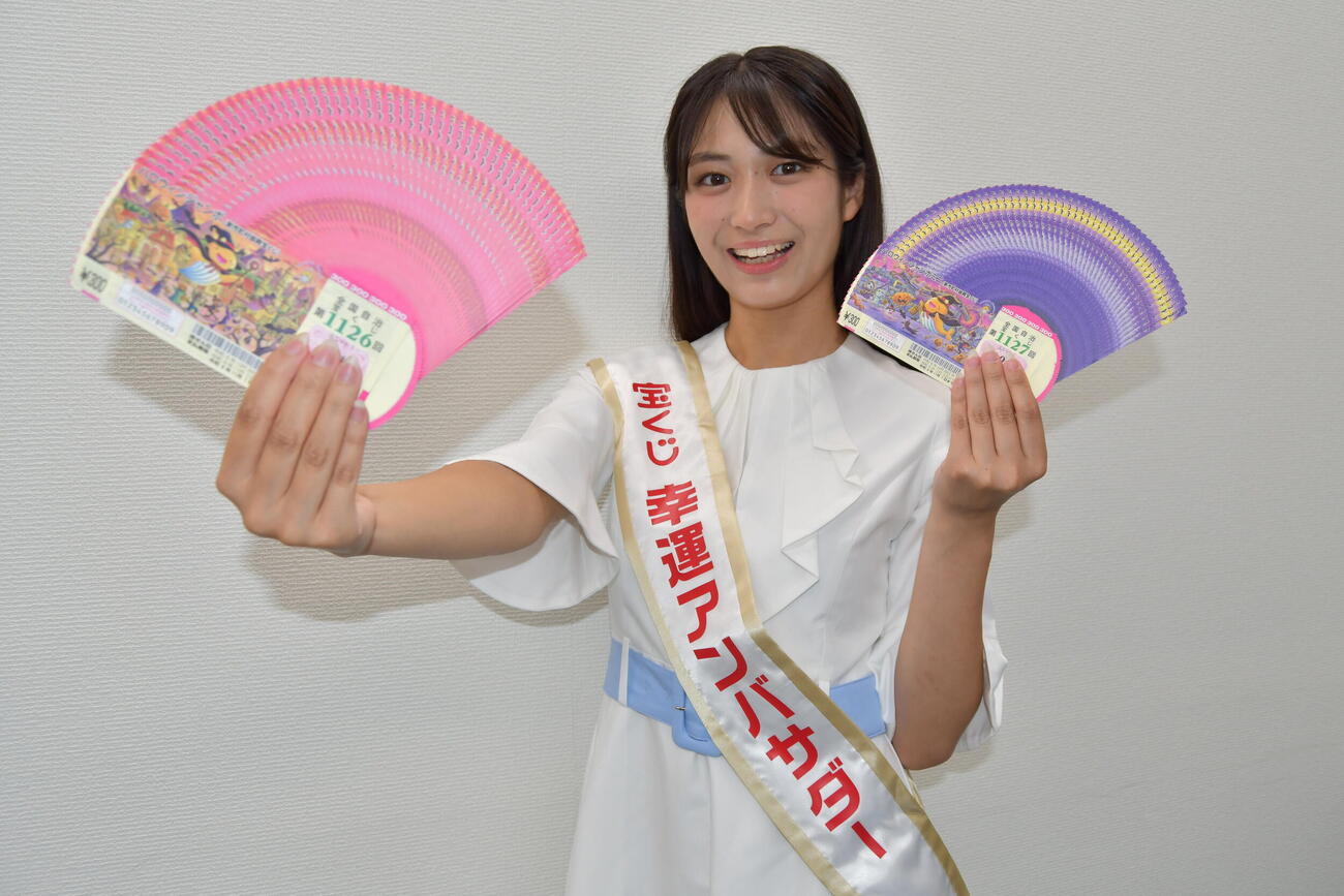 「ハロウィンジャンボ宝くじ」と「ハロウィンジャンボミニ」のPRのために来社した「令和8年度　宝くじ幸運アンバサダー」の志賀愛咲さん