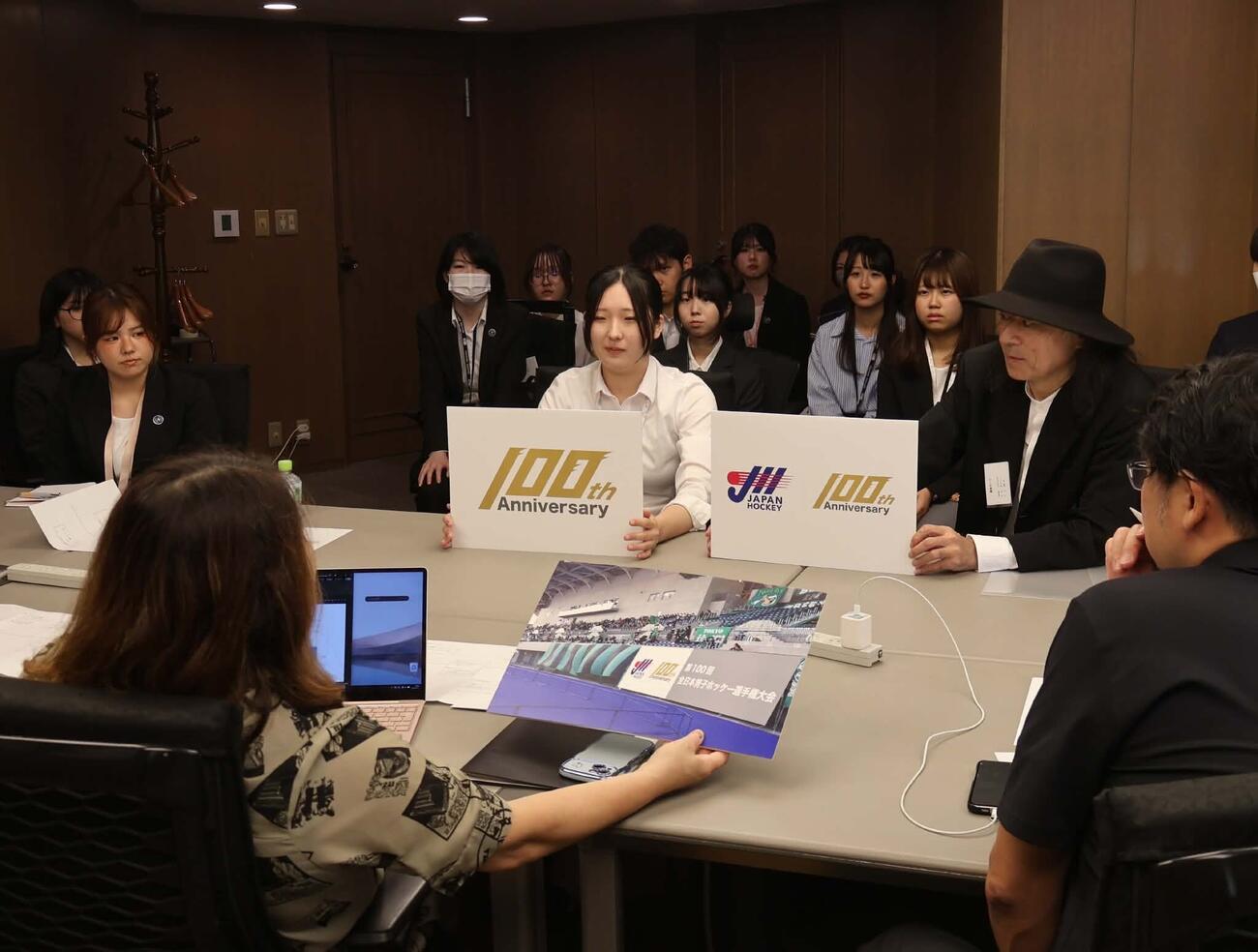 完成した「第100回全日本男子ホッケー選手権大会」記念ロゴは、大会ポスター、ホームページ、プログラム、SNS、会場装飾などに使用される