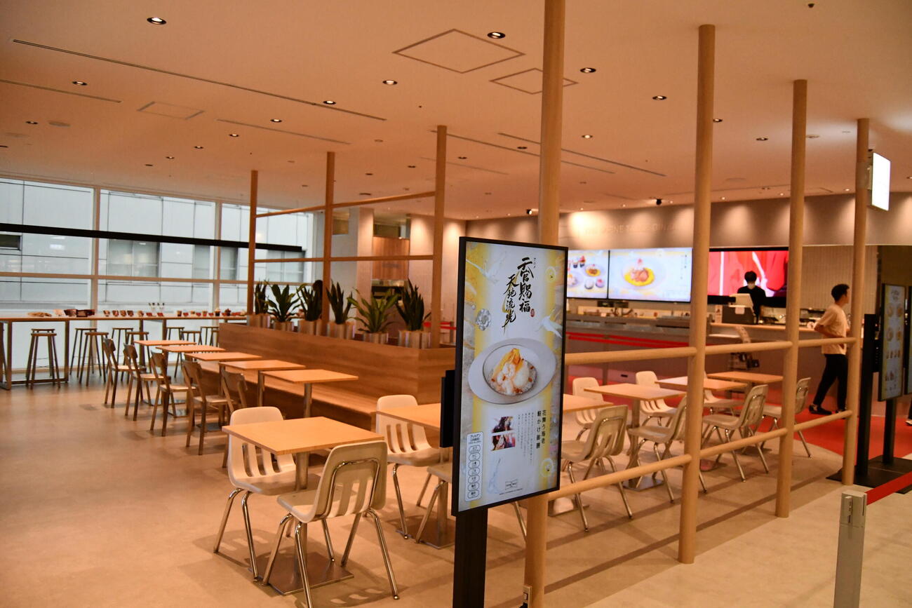 2階の展覧会と連動したメニューが提供される3階のテーマカフェ