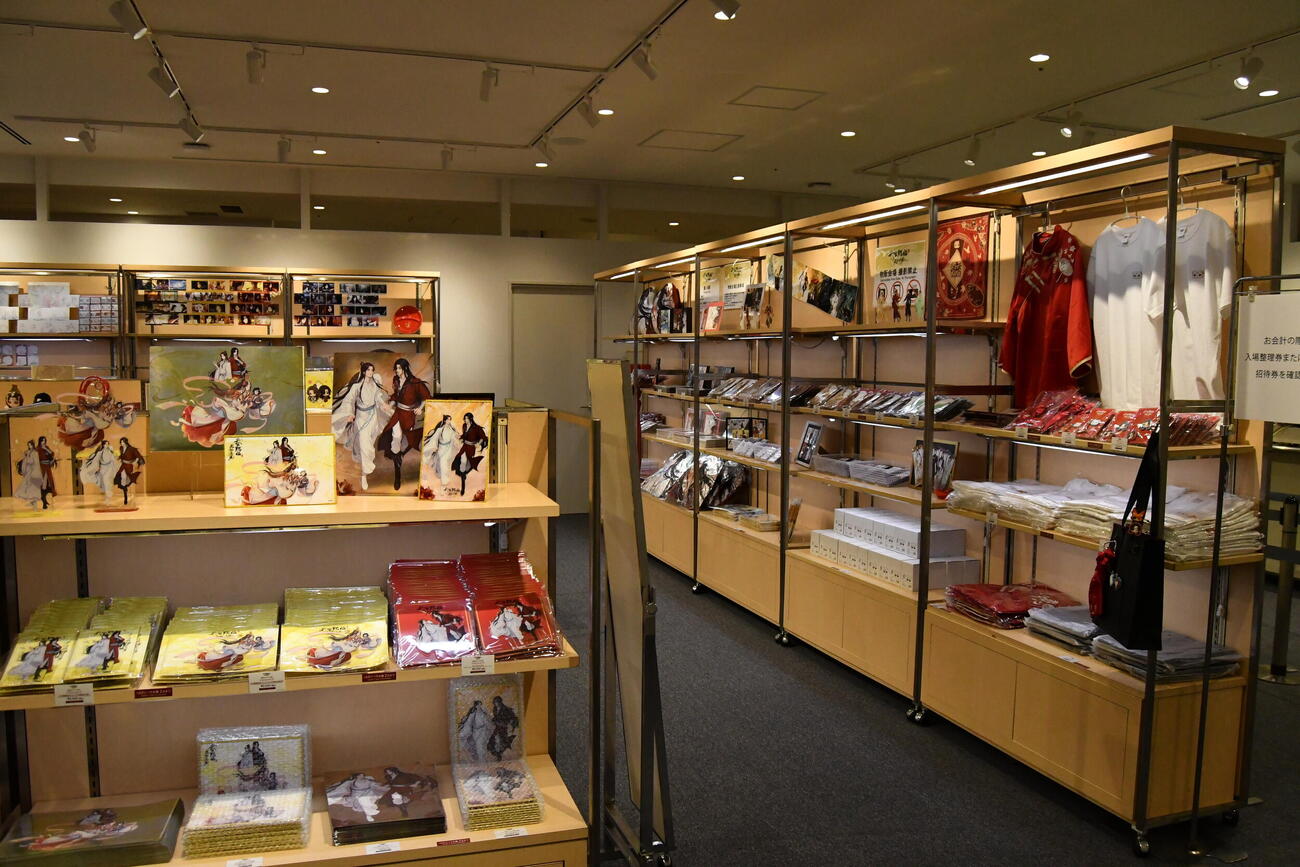 2階展覧会関連のグッズが販売される3階の物販スペース