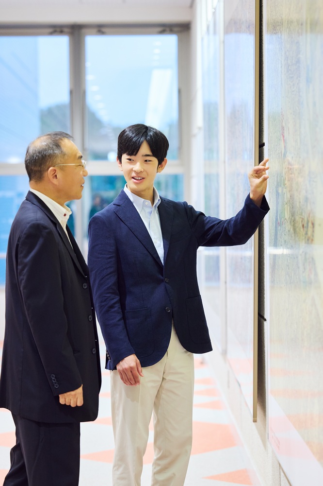 東京中心図をご覧になる悠仁さま（宮内庁公式HPから）