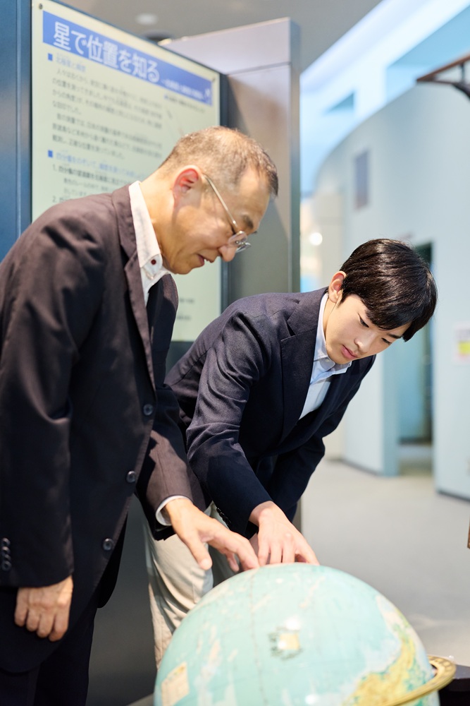 地球儀で緯度にある場所をご確認される悠仁さま（宮内庁公式HPから）