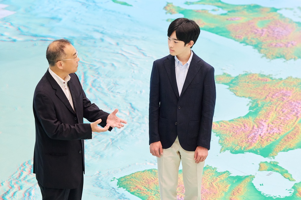 縮尺10万分の1の日本列島地図についてご説明を受けられる悠仁さま（宮内庁公式HPから）