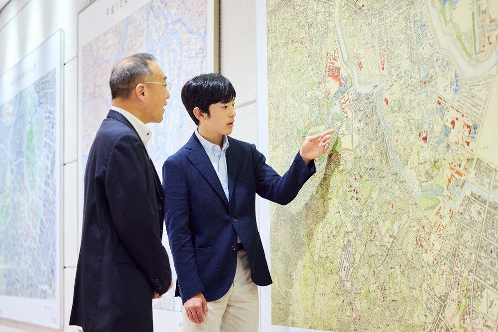 明治時代の東京中心図をご覧になる悠仁さま（宮内庁公式HPから）