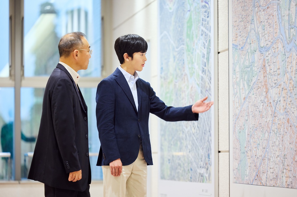 赤坂御用地の明治10年代の姿を地図で確認される悠仁さま（宮内庁公式HPから）