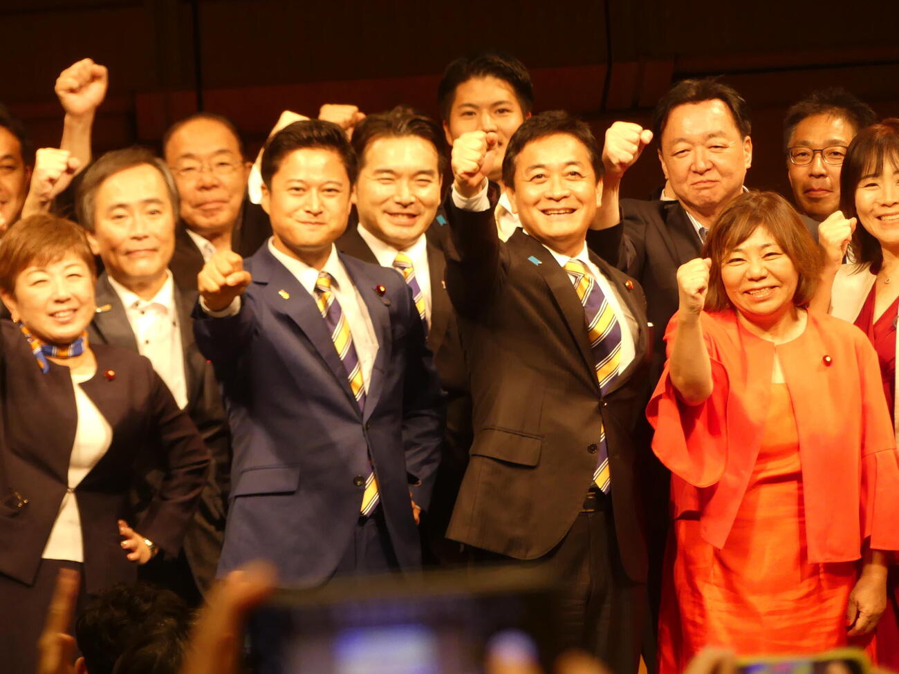 代表3選を決め、代表選を戦った橋本幹彦氏（前列左から2人目）とともにこぶしを突き上げる玉木雄一郎代表（撮影・中山知子）