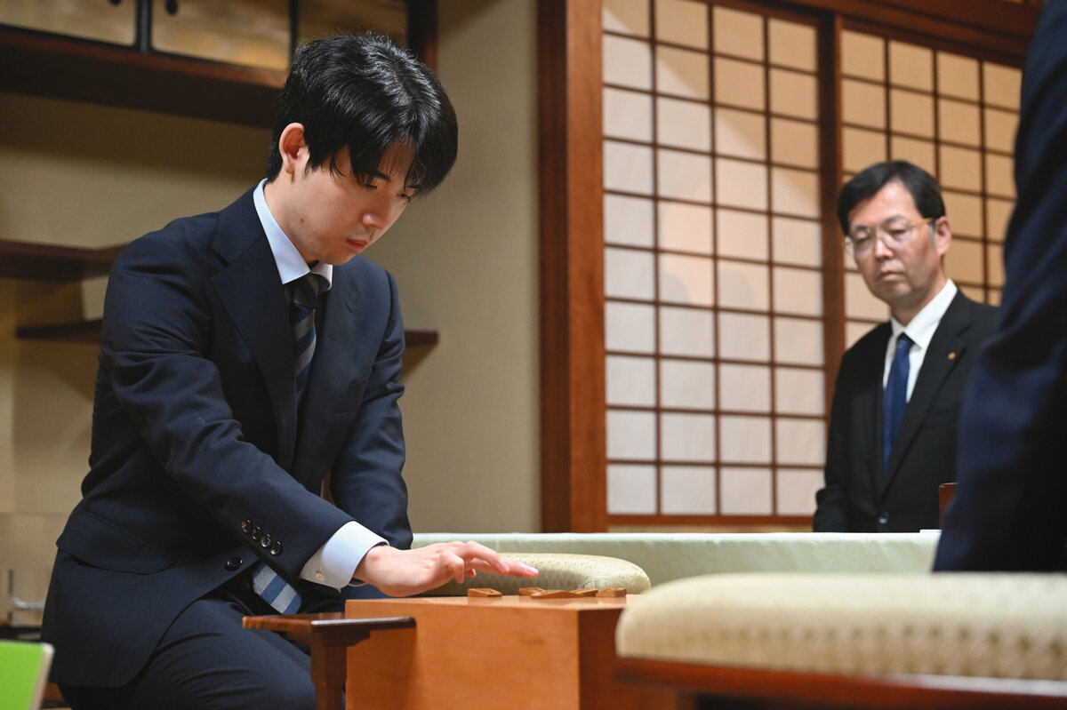 V7まであと1勝として大事な第6局に臨む藤井聡太王位（日本将棋連盟提供）