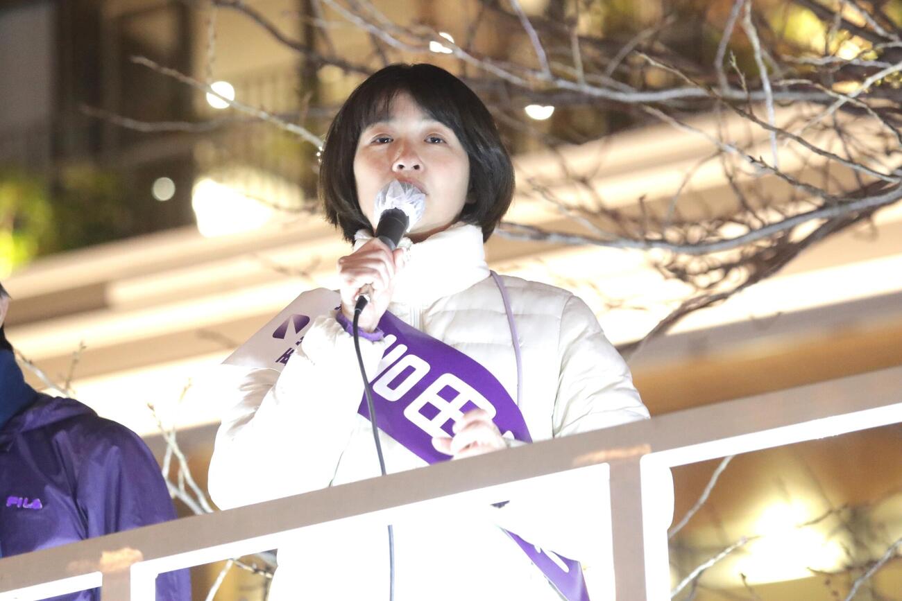 武蔵小金井駅周辺で演説する「再生の道」吉田綾氏（2026年2月撮影）