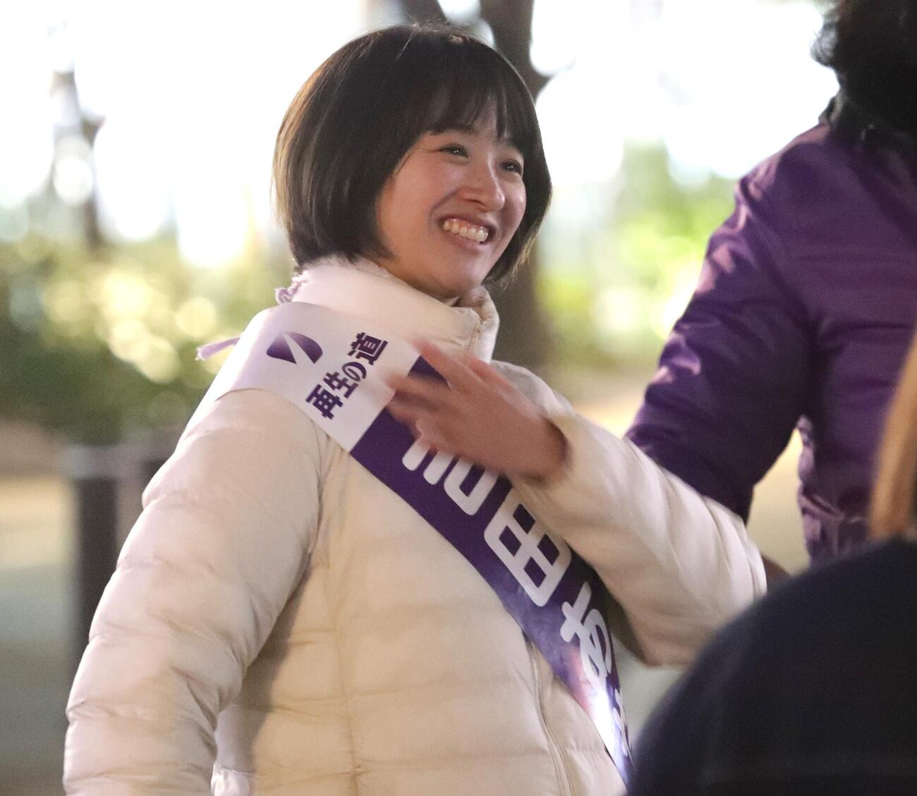 武蔵小金井駅周辺で演説する「再生の道」吉田綾氏（2026年2月撮影）