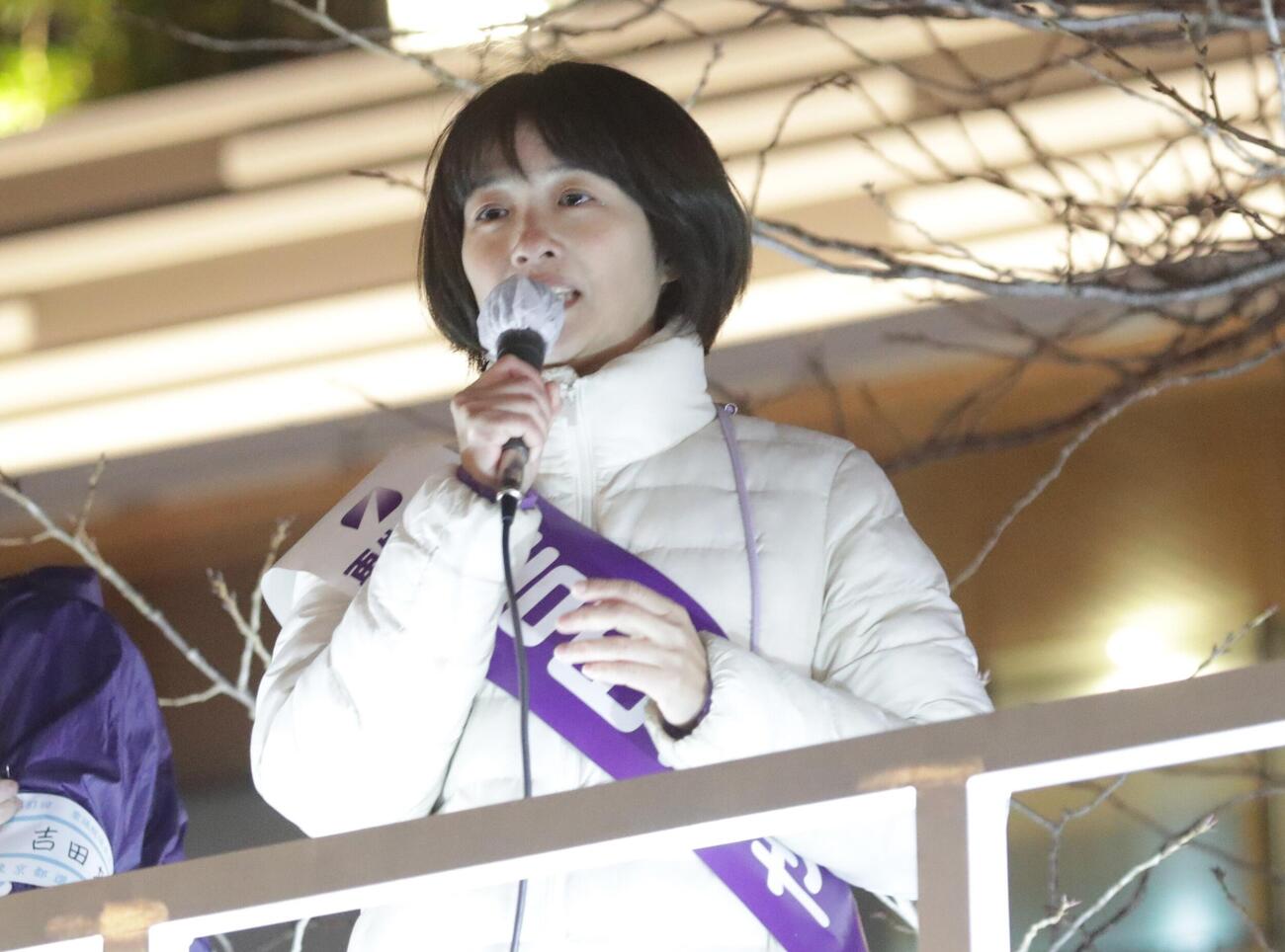 武蔵小金井駅周辺で演説する「再生の道」吉田綾氏（2026年2月撮影）