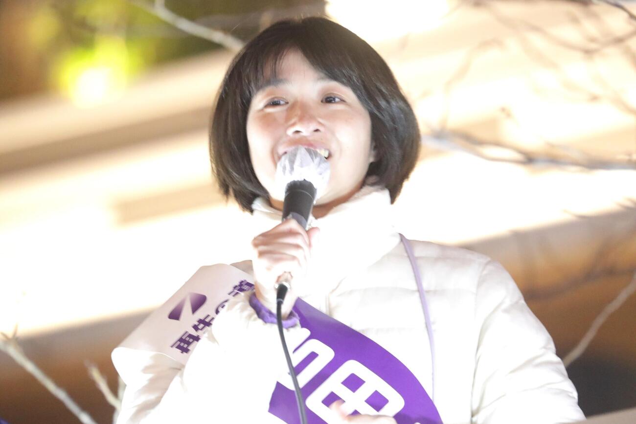 武蔵小金井駅周辺で演説する「再生の道」吉田綾氏（2026年2月撮影）
