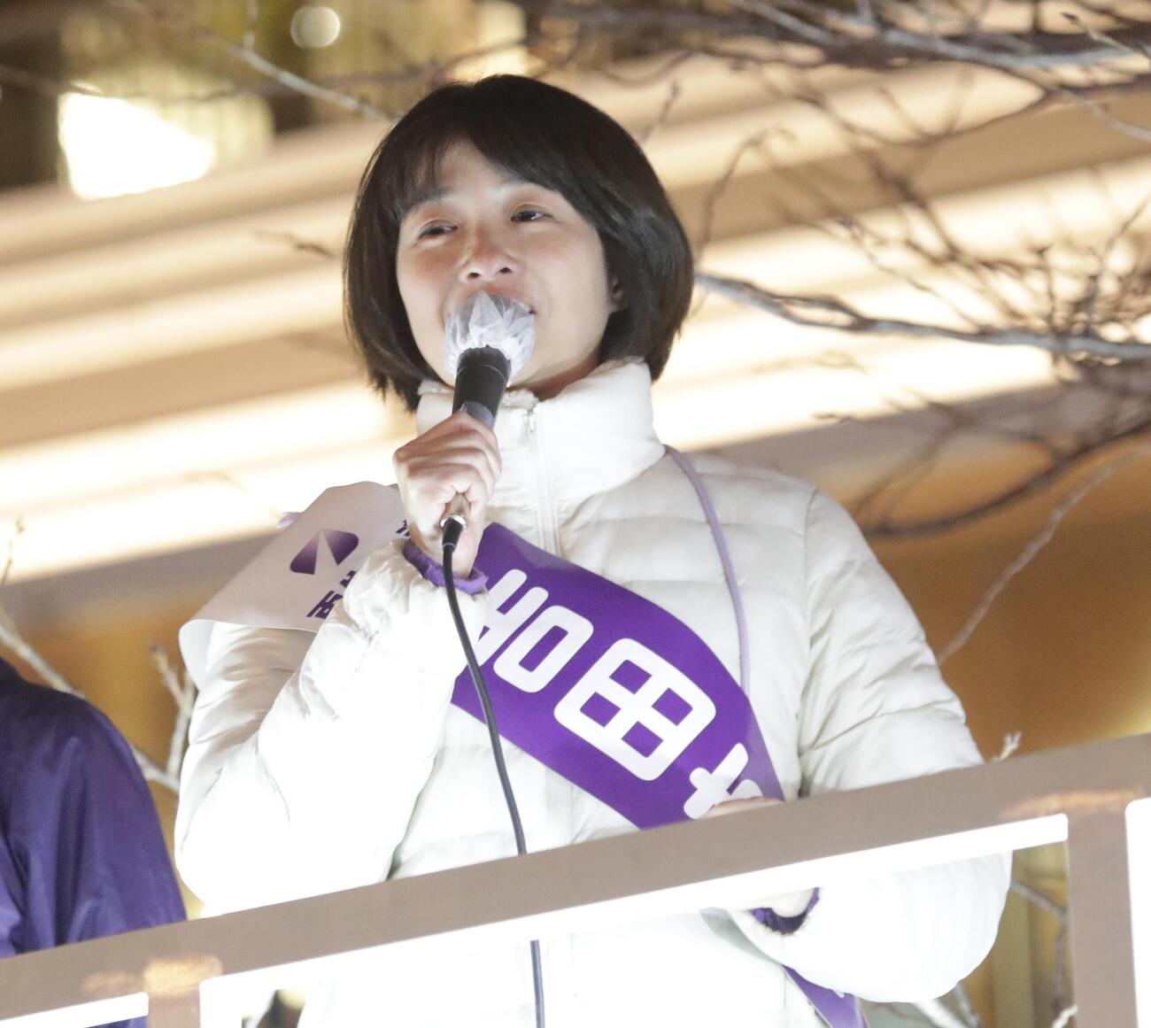 武蔵小金井駅周辺で演説する「再生の道」吉田綾氏（2026年2月撮影）