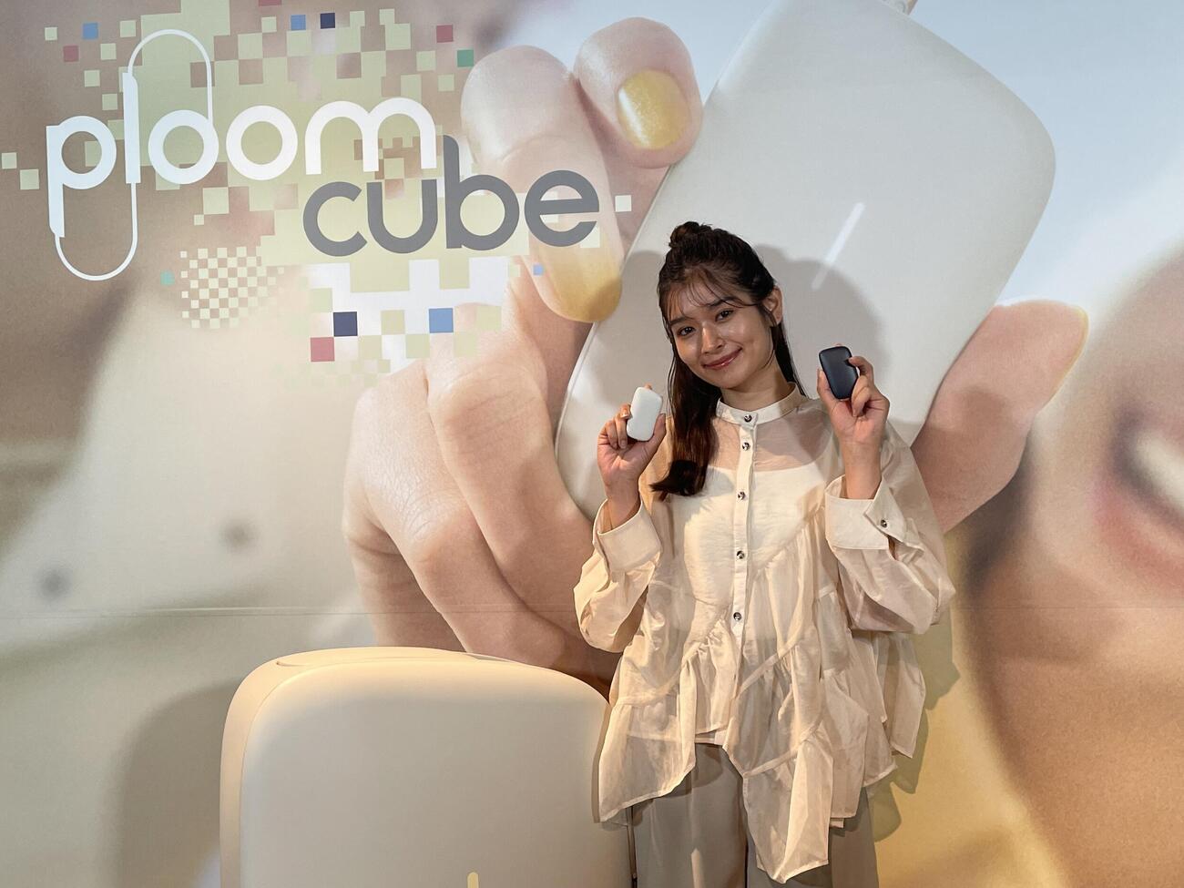 刷新された「Ploom CUBE」を持つスタッフ
