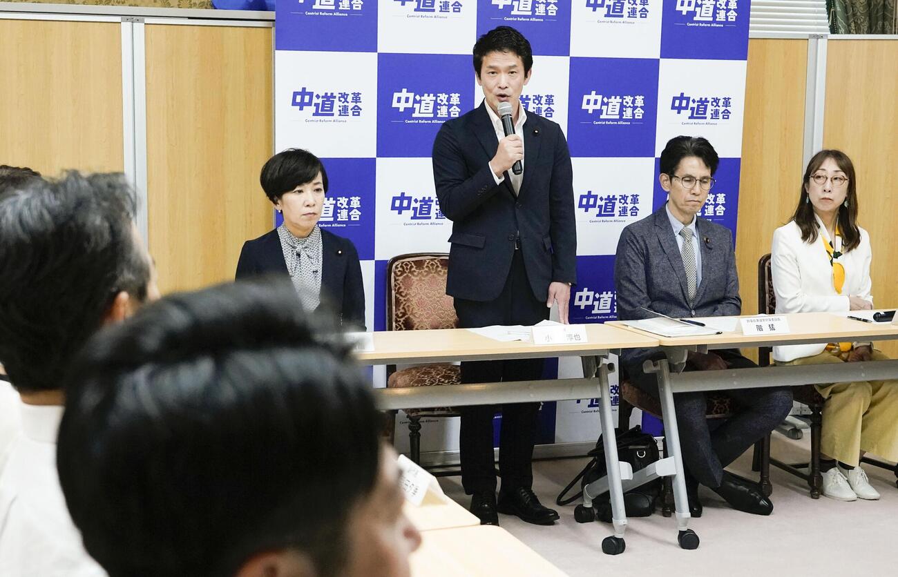 中道改革連合の臨時常任幹事会であいさつする小川代表。立憲民主、公明両党の出身議員による党分裂を正式決定した＝9日午後、国会（共同）