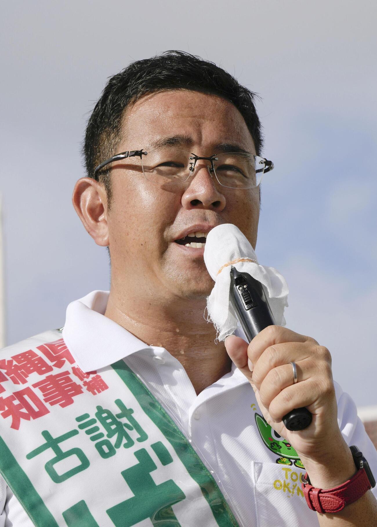 沖縄県知事選の選挙戦最終日を迎え、街頭演説で支持を訴える古謝玄太氏（共同）