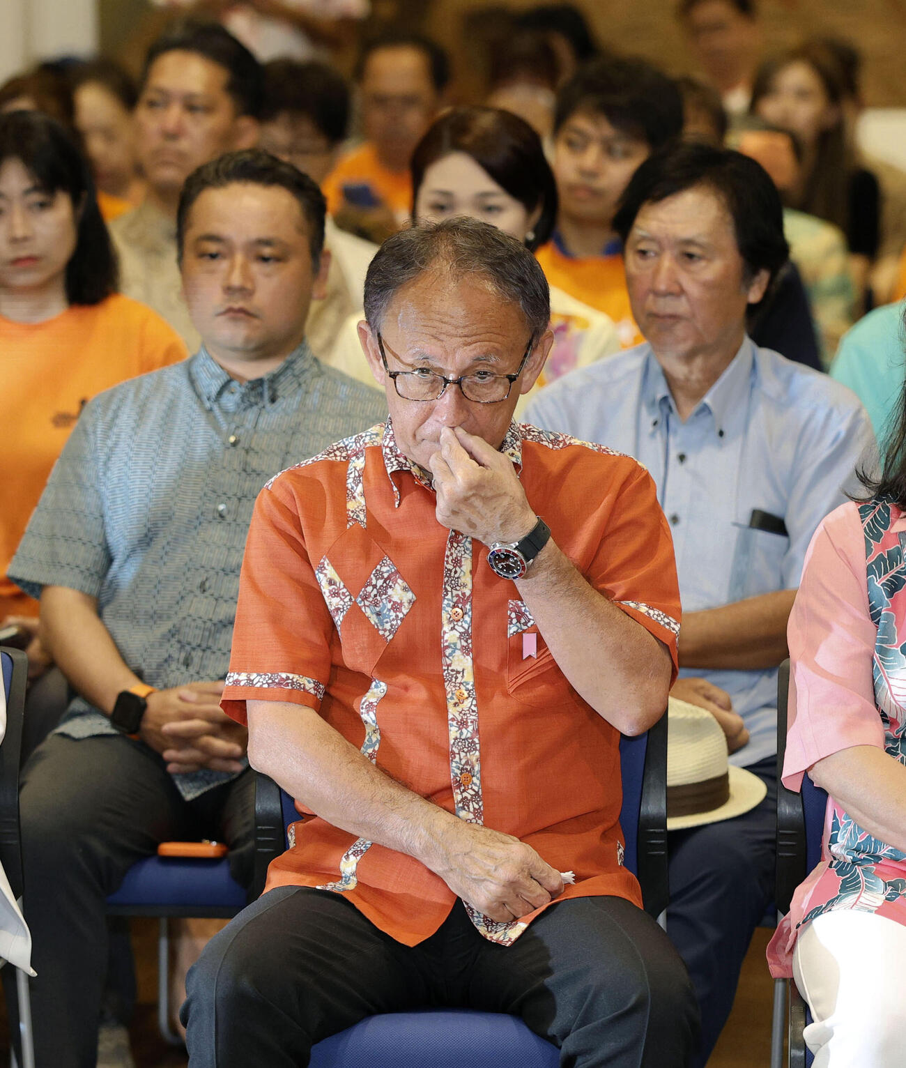 沖縄県知事選で落選が決まり、厳しい表情の玉城デニー氏(共同)