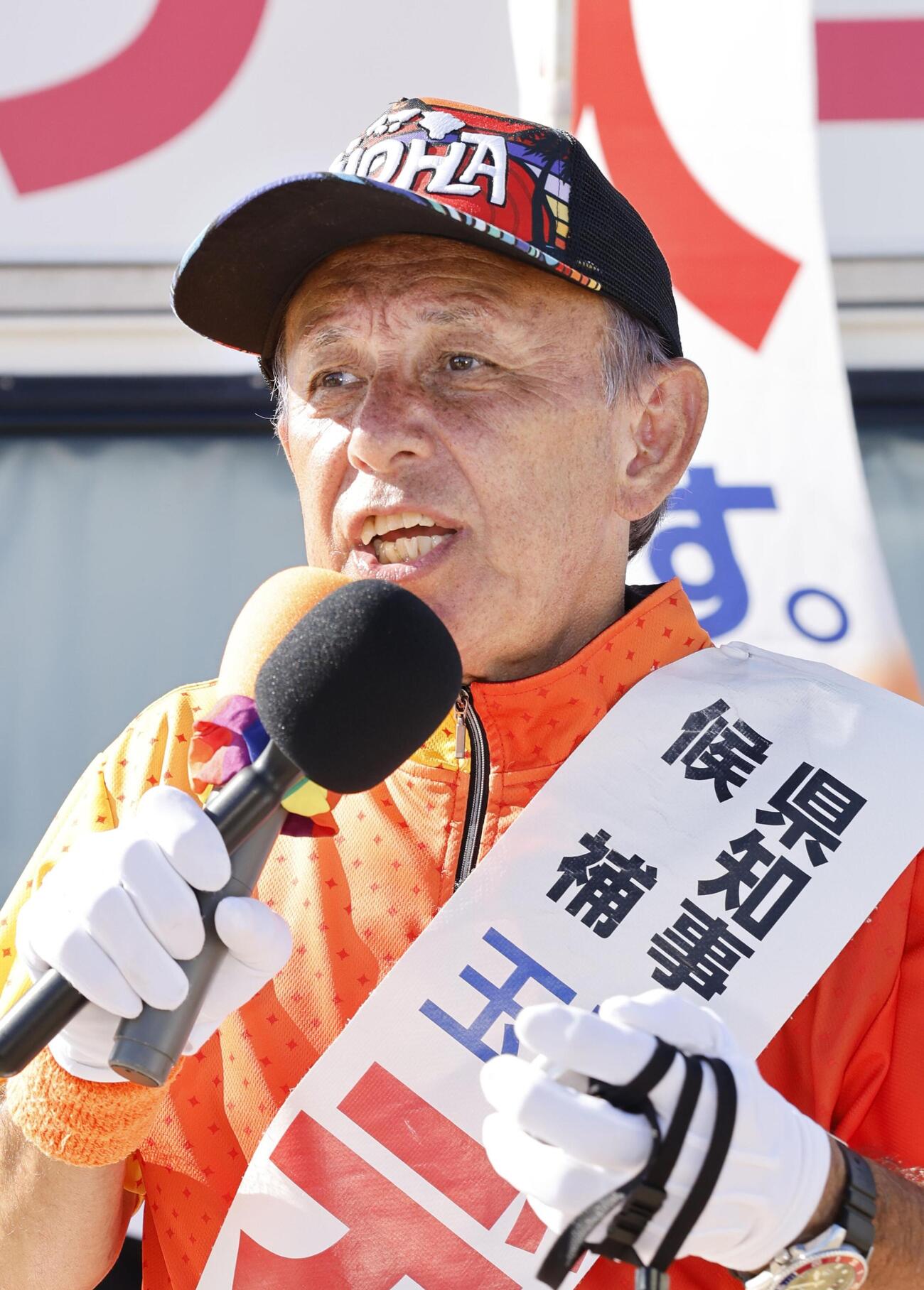 沖縄県知事選の選挙戦最終日を迎え、街頭演説で支持を訴える玉城デニー氏＝12日午後、那覇市(共同)
